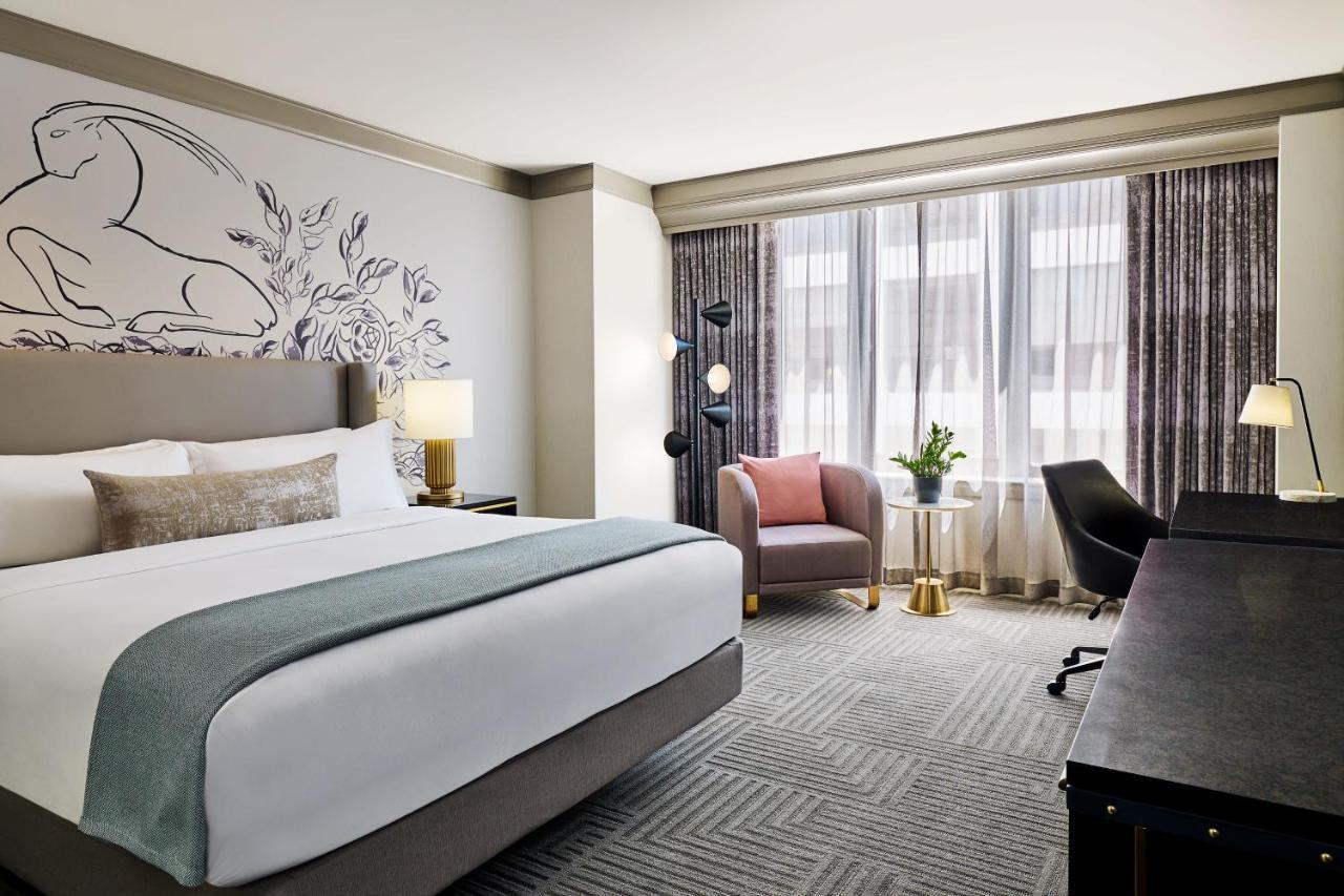 Grand Deluxe Guest room 1 King Michigan Ave view