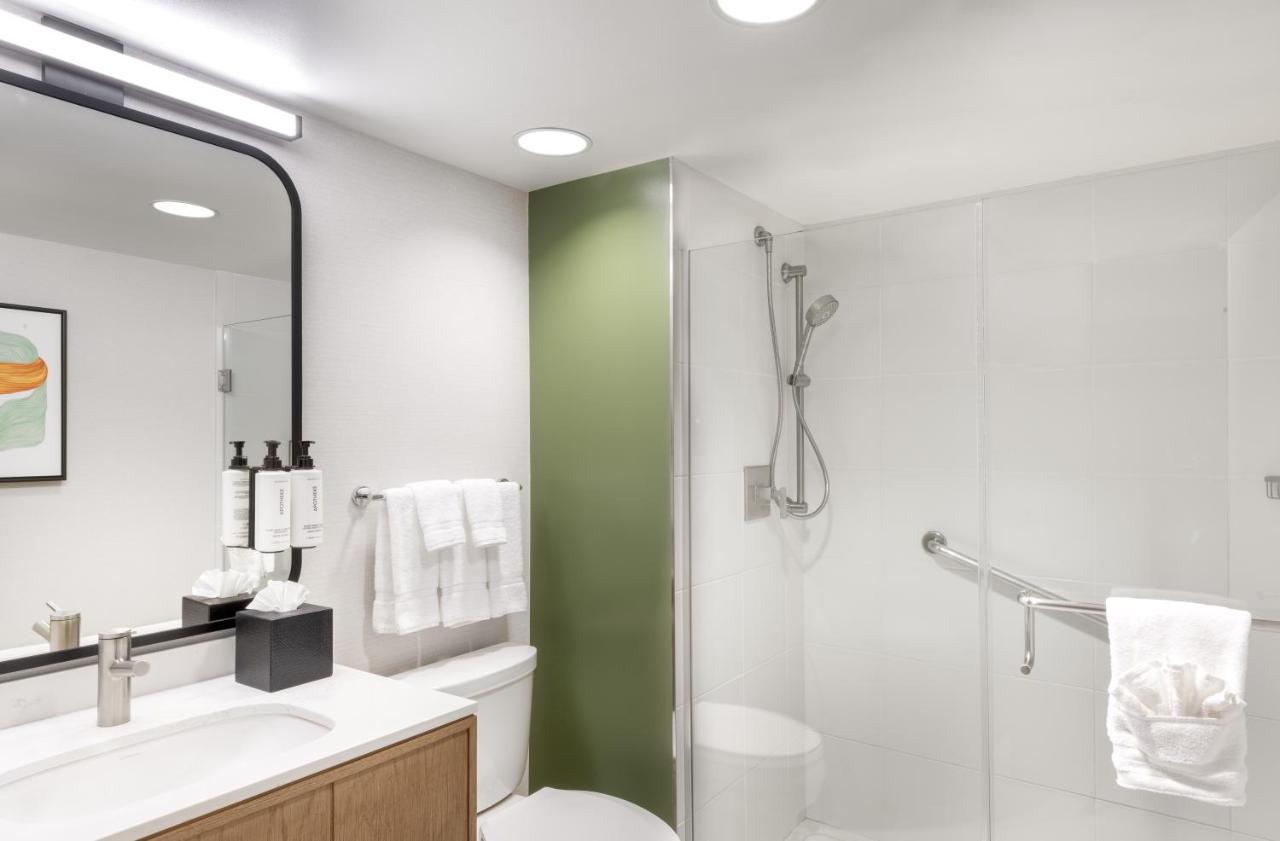 Premium King Room Chicago Skyline View Mobility Accessible