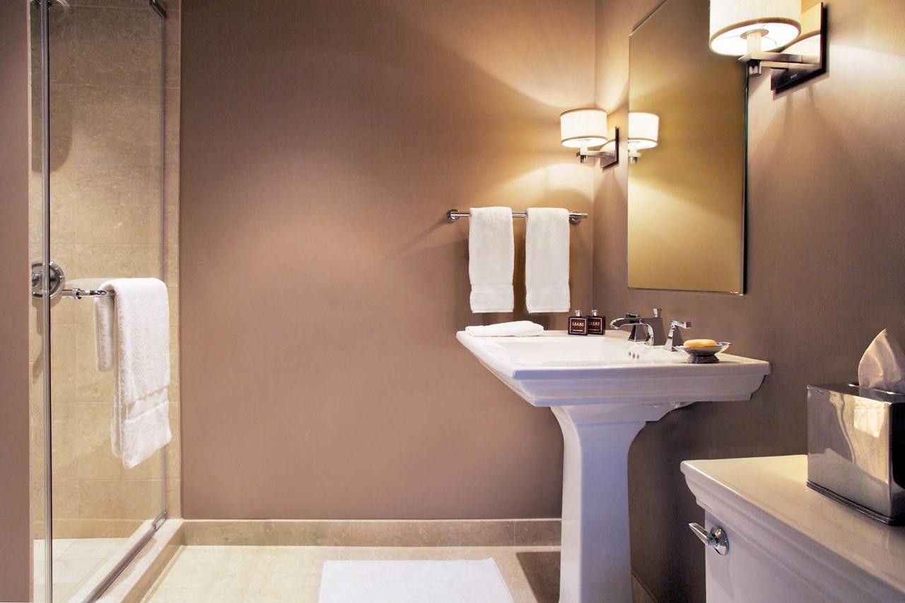 Deluxe King Suite with City View