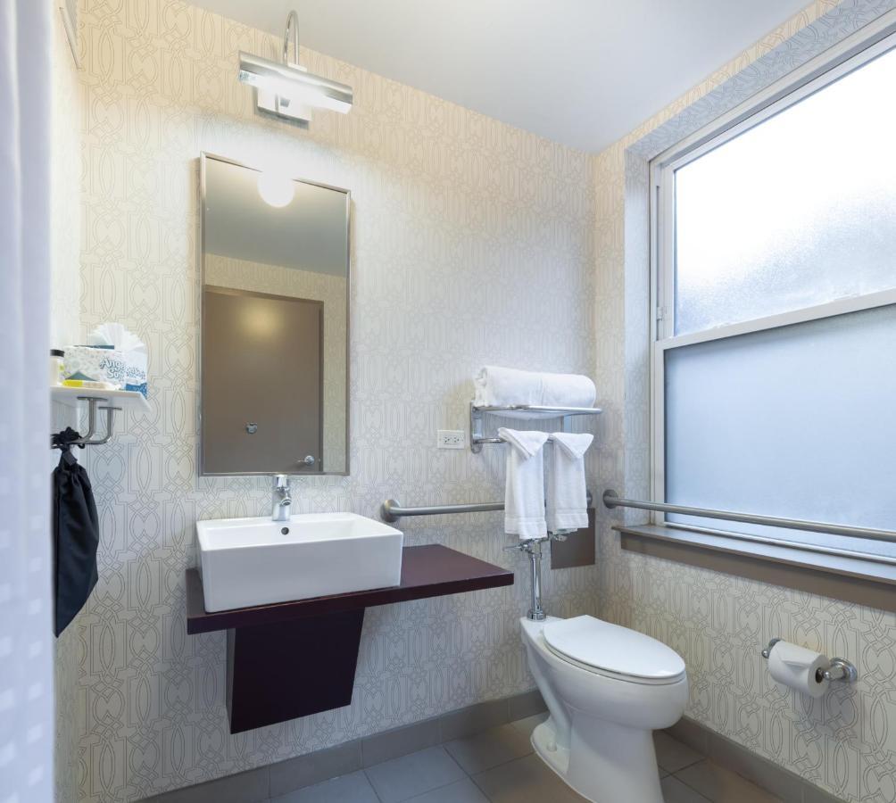 Standard Queen Room Accessible Tub