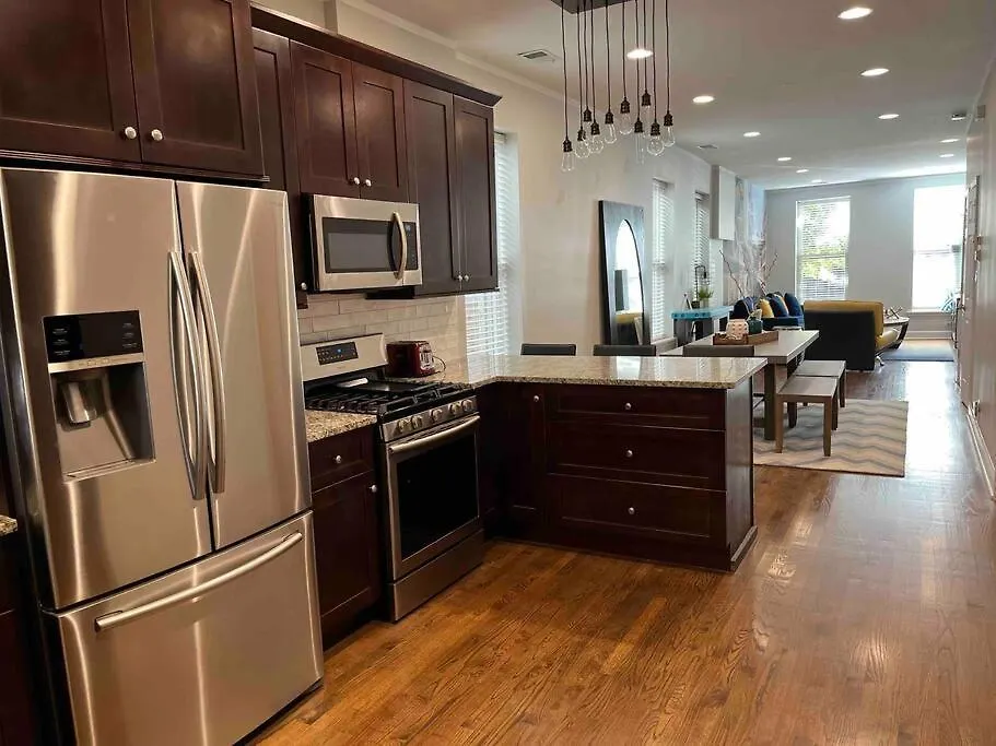 Trendy West Town Flat - 2 Bed / 1.5 Bath W Parking-1