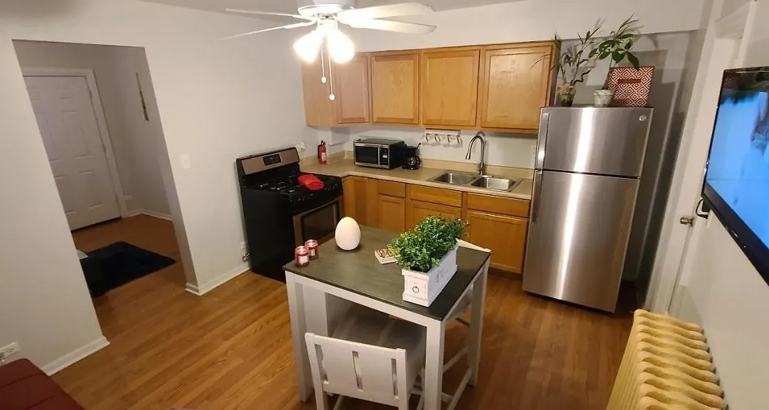 Cozy 1 Bedroom, 1 Min From Irving Park Blue Line, Free Parking-1