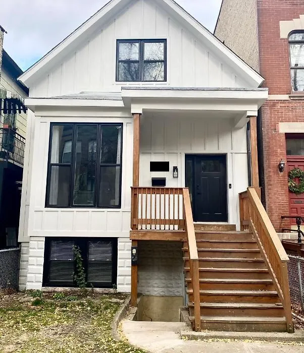 Lincoln Park Apartment With Backyard!-1