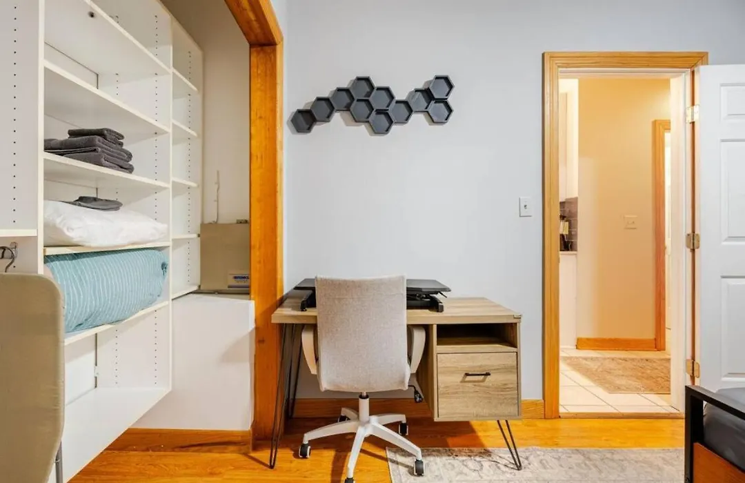 2 Bed Apt W/ Office, Free Parking, Near Wrigley-1