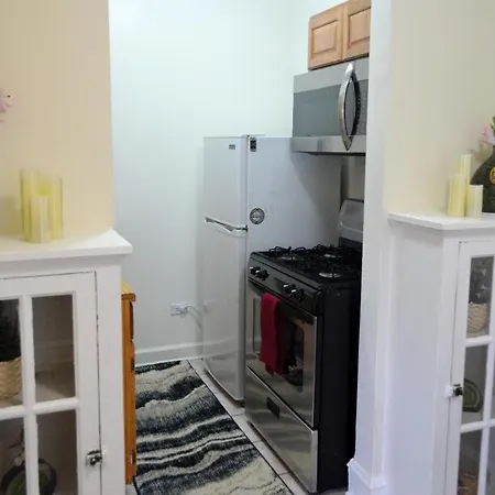 Cozy Studio Near Wrigley Field And Boystown-3