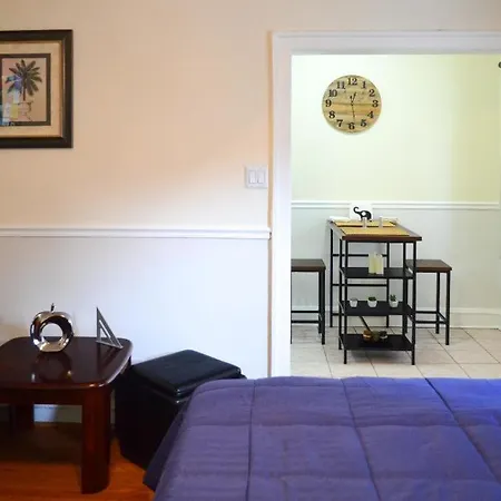 Cozy Studio Near Wrigley Field And Boystown-2