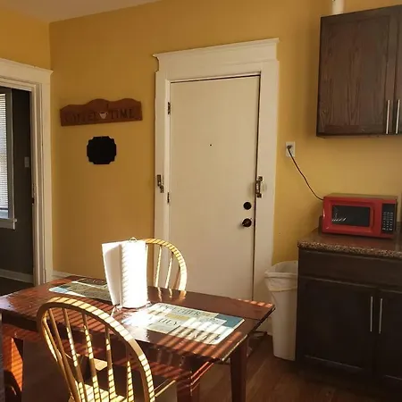 Large Four Bedroom Freshly Remodeled Apartment-3