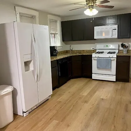 Lincoln Park Apartment With Backyard!-2