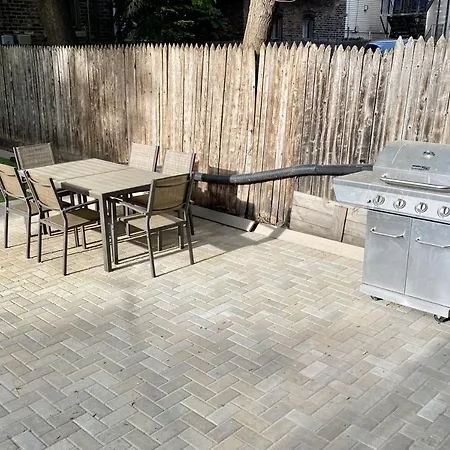 Lincoln Park Apartment With Backyard!-3