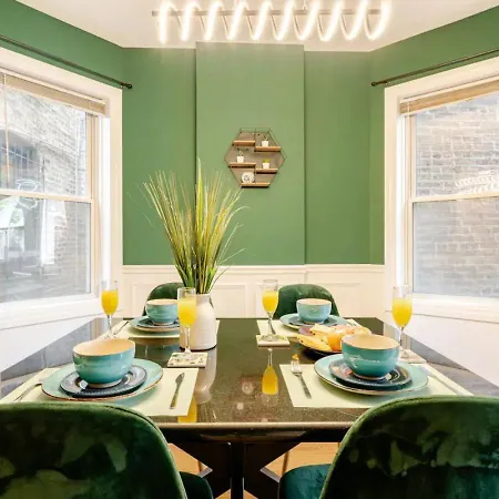 2 Bed Apt W/ Office, Free Parking, Near Wrigley-3