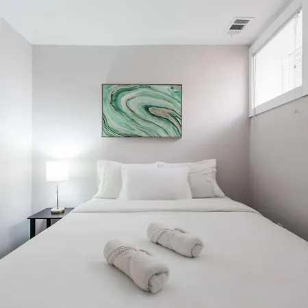 Double Play Wrigley - Prime Location Across From Wrigley Field & Transit - 2Br Apts-2